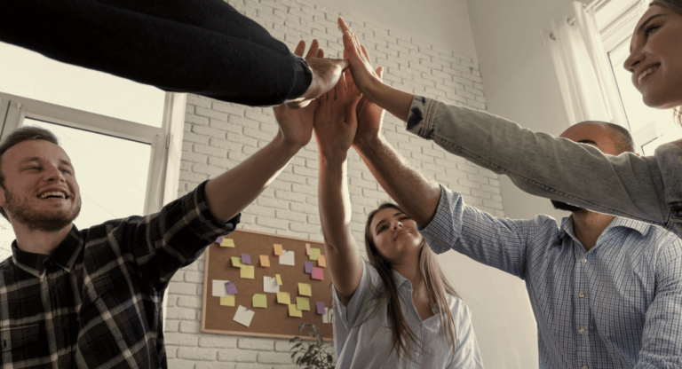 Equipo de trabajo festejando los buenos resultados luego de la sesión de coaching.
